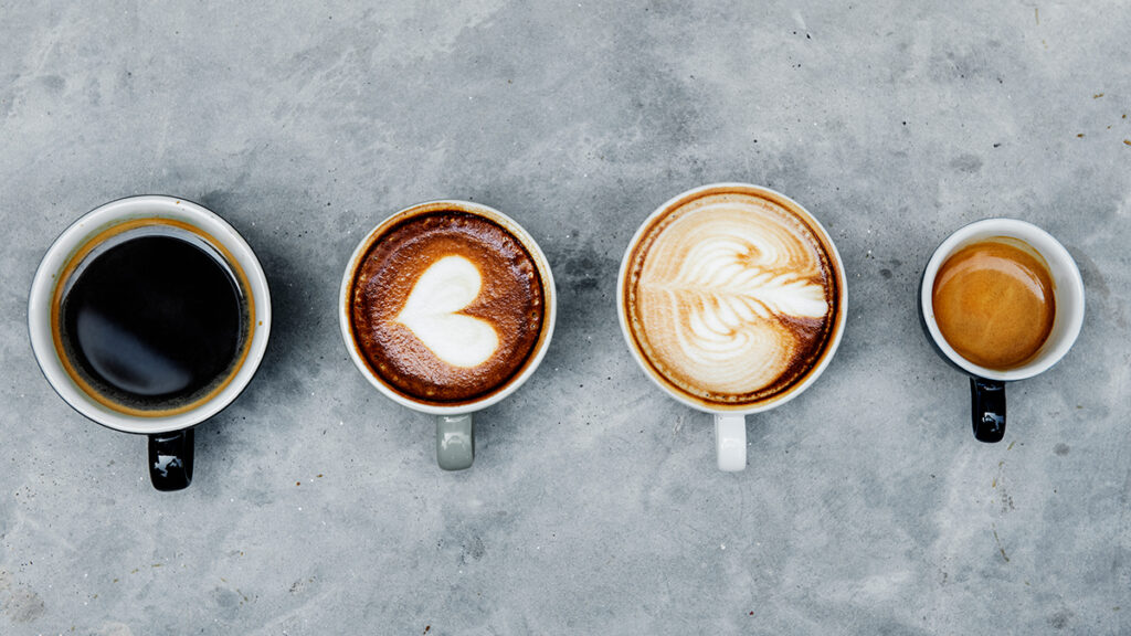 Diferentes estilos y presentaciones de tazas de cafe.