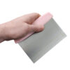 scraper cornet acero inoxidable 15 cm rosado en mano
