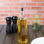 aceitera-vinagrera-pico-inox-500-ml-en-uso.jpg