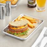 bandeja-asadera-aluiminio-servir-hornear-24x16-cm-en-uso.jpg
