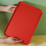 bandeja-auto-servicio-plastico-polipropileno-color-rojo-40-x-30-cm-en-uso.jpg