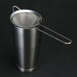 colador-malla-fina-conico-acero-inoxidable-bartender-en-uso.jpg