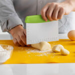 cornet-raspador-acero-inoxidable-15-cm-color-mango-verde-en-uso.jpg