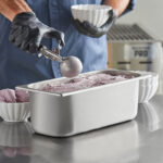 cuba-recipiente-vitrina-healdo-gelato-acero-inoxidable-5-litros-en-uso.jpg