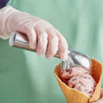 cuchara-bochera-helado-aluminio-2-5-oz-en-uso.jpg
