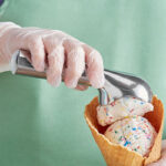 cuchara-bochera-helado-aluminio-3-oz-en-uso.jpg