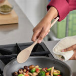 cuchara-de-madera-30-cm-cocina-en-uso