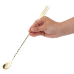 cuchara-refrescar-torneada-acero-inox-tridente-dorada-30cm-en-mano.jpg