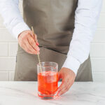 cuchara-refrescar-torneada-acero-inox-tridente-dorada-30cm-en-uso.jpg