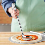 cucharon-acero-inoxidable-monoblock-pizza-chato-9-cm-en-uso.jpg
