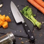 cuchillo-forge-3-claveles-cocinero-15cm-en-uso.jpg