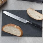 cuchillo-forge-pan-dentado-20-cm-en-uso.jpg