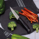 cuchillo-oficio-legumbres-legumbrero-evo-9cm-en-uso.jpg