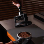 distribuidor-cafe-de-agujas-giratorio-58mm-en-uso.jpg