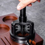 distribuidor-cafe-de-agujas-giratorio-58mm-en-uso-2.jpg