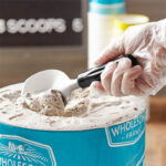 espatula-pala-cuchara-servir-cono-helado-acero-inoxidable-en-uso.jpg