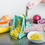 espiralizador-cortador-tallarines-vegetales-benriner-japon-en-uso.jpg