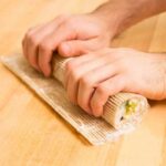 esterilla-para-sushi-bamboo-en-uso.jpg