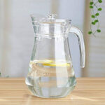 jarra-de-agua-mesa-vidrio-con-tapa-1300ml-en-uso.jpg