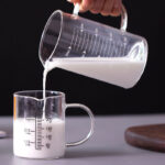 jarra-graduada-laboratorio-borosilicato-vidrio-500ml-en-uso.jpg
