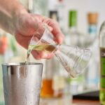 jigger-doble-acrilico-cocteleria-graduado-hasta-3-onzas-en-uso.jpg
