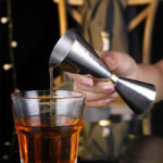 medida-jigger-mr-slim-60ml-90ml-acero-inoxidable-en-uso.jpg