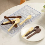 molde-chocolate-policarbonato-cucharas-10-cavidades-en-uso.jpg