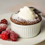 molde-souffle-ramekin-blanco-9-cm-en-uso.jpg