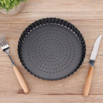 molde-tarta-tartelera-tartera-perforada-desmontable-acero-carbono-20-cm-en-mesa.jpg