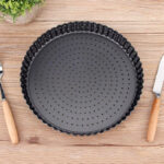 molde-tarta-tartelera-tartera-perforada-desmontable-acero-carbono-26-cm-en-mesa.jpg