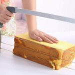 nivelador-cortador-torta-ajustable-en-uso-1.jpg