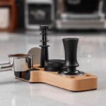 organizador-estacion-barsita-tamper-madera-en-uso.jpg