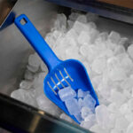 pala-hielo-acanalada-12-oz-celeste-en-uso.jpg