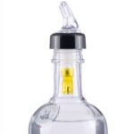 pico-dosificador-medidor-de-bola-45-ml-1-y-media-onza-en-uso.jpg