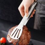 pinza-cocina-servir-multiusos-calada-acero-inoxidable-23cm-en-uso.jpg