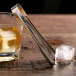 pinza-para-hielo-acero-inoxidable-barman-15cm-en-uso.jpg