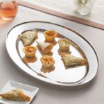 plato-bandeja-platina-fuente-40-cm-acero-inoxidable-en-uso.jpg