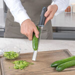 rallador-zester-acero-inoxidable-tipo-microplane-negro-en-uso.jpg