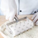 rodillo-pica-masa-acero-inox-13cm-en-uso.jpg