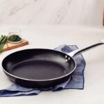 sarten-gourmet-piemonte-antiadherente-tramontina-30-cm-en-uso.jpg