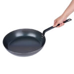 sarten-profesional-acero-al-carbono-negro-32cm-en-mano.jpg