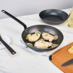 sarten-profesional-acero-al-carbono-negro-32cm-en-uso.jpg