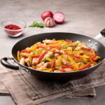 sarten-wok-antiadherente-32-cm-tramontina-en-uso