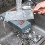 soporte-de-piedra-afilado-para-pileta-acero-inoxidable-en-uso2.jpg