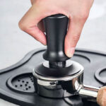 tamper-resorte-ajustable-barista-cafe-58mm-en-uso.jpg