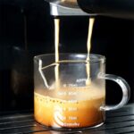 vaso-jarra-shot-barista-graduado-75ml-en-uso.jpg