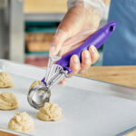 cuchara-porcionadora-helado-ergonomica-acero-inoxidable-40mm-en-uso