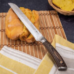 cuchillo-pan-panero-sakura-3claveles-20cm-en-uso