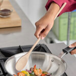 cuchara-de-madera-cocina-45-cm-en-uso