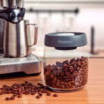pote-frasco-recipiente-para-granos-de-cafe-y-alimentos-con-tapa-de-cierre-al-vacio-800-ml-tramontina-en-uso